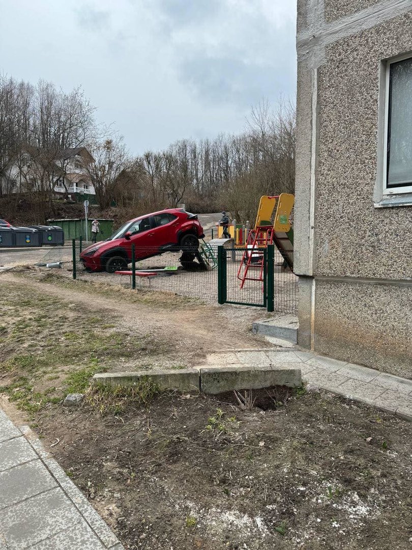 Vilniuje moters automobilis liko kyboti vaikų žaidimo aikštelėje: vairuotoja įtariama girtumu