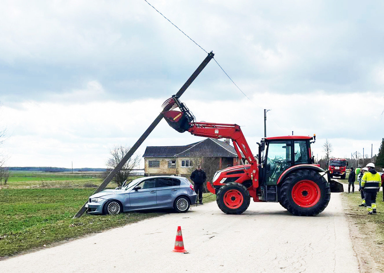 Prie Kėdainių BMW sulaužė stulpą: prireikė seniūnijos traktoriaus ir ESO specialistų