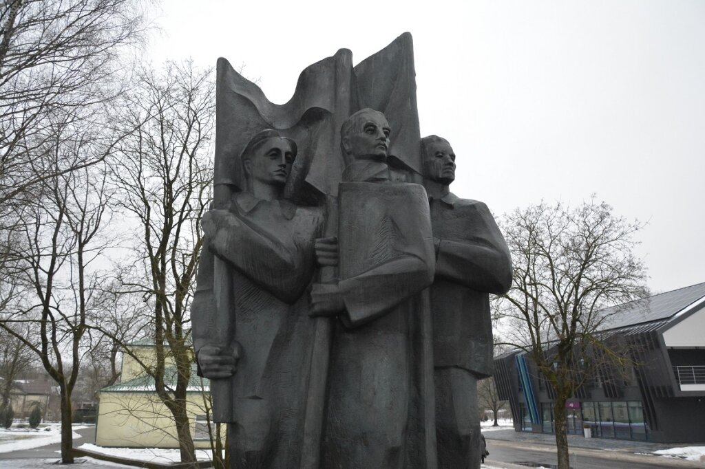 Komisijai nurodžius nuimti „Vėliavnešių“ paminklą, Ukmergės savivaldybė neskuba to daryti