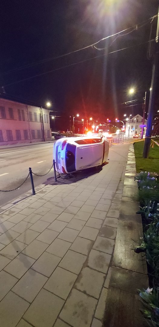 „Lietuvos gatvės talentai“: tuščiame kelyje Kaune „VW Passat“ užlėkė ant šaligatvio ir vertėsi