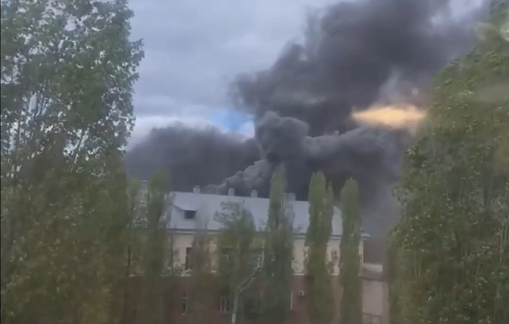 Rusijos Voronežo mieste užsidegė gamykla: iš po griuvėsių traukiami žuvusieji