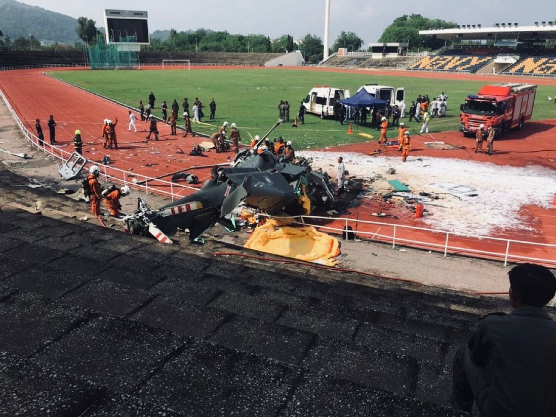 Malaizijoje ore susidūrė du kariniai sraigtasparniai: liko tik metalo laužo krūva