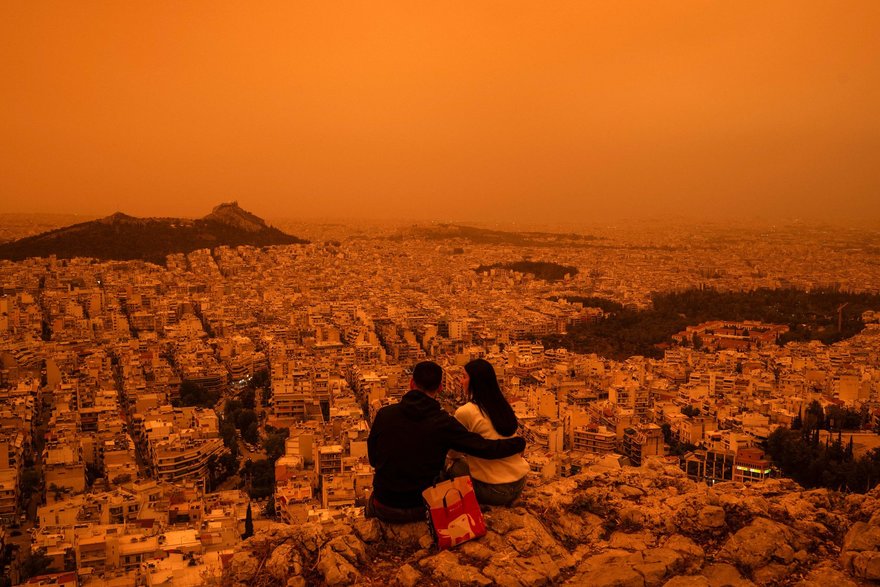 Situacija Atėnuose primena Apokalipsę: dulkės paskandino miestą