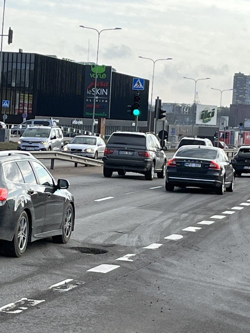 Duobė vienoje Vilniaus gatvių pridarė bėdų automobilio vairuotojui, bet kompensuoti žalą nėra kam