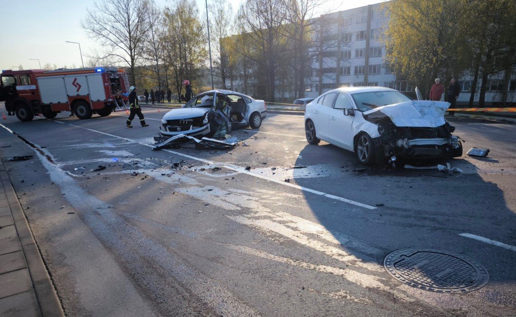 Alytuje – tragiška avarija: susidūrus dviem automobiliam žuvo žmogus, uždaryta Putinų gatvė