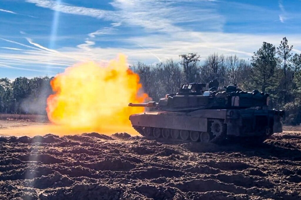 Dėl rusų dronų grėsmės Ukraina iš fronto linijos atitraukė JAV suteiktus tankus „Abrams“