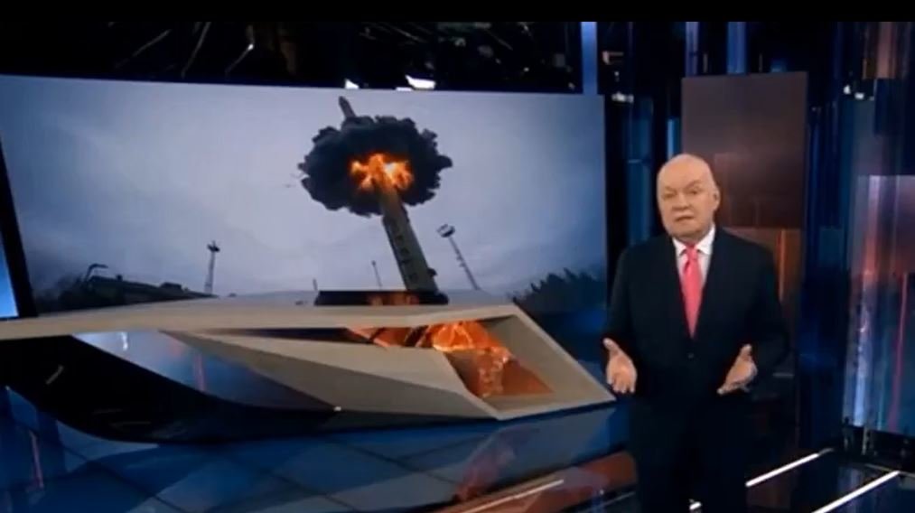 Rusijos propaganda nerimsta: vėl pažadėjo paversti JAV „radioaktyviais pelenais“