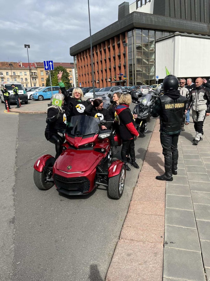 Peticiją Vyriausybei atvežė motociklais: taip dėmesį atkreipti bandė Salininkų bendruomenė