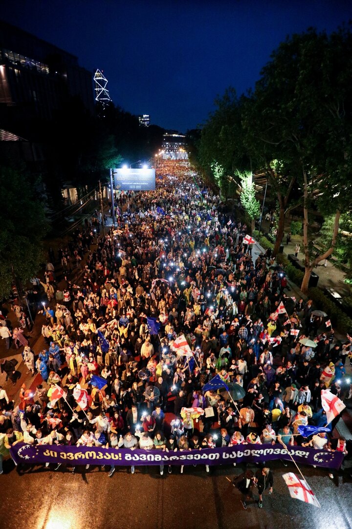 Tbilisyje tūkstančiai žmonių protestuoja prieš „užsienio agentų“ įstatymo projektą