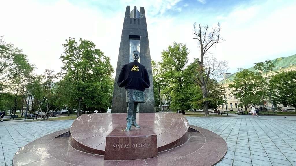 Vilniuje V.Kudirkos paminklas aprengtas džemperiu, skelbiančiu „Man ne dzin“