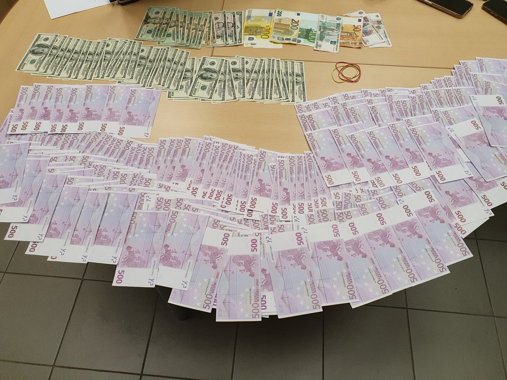 Sulaikyta 136 tūkst. eurų kontrabanda: pažeidėjas ją slėpė kūną apsivyniojęs plėvele ir banknotais