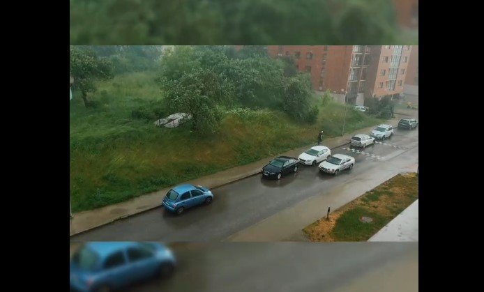 Vilnių nuplovė stipri liūtis: vienur gatvės tvino, o kitur vos žemę sudrėkino