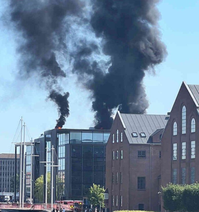 Danijos Mokesčių ministerijoje kilo gaisras: degė pastato stogas