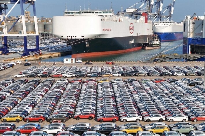 Pekinas tikisi „greitai“ susitarti su Briuseliu dėl importo muitų Kinijos elektromobiliams