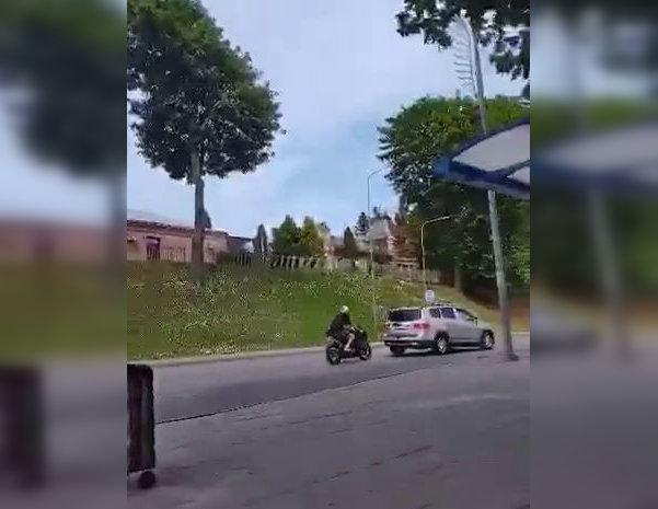 Nufilmuota Kėdainiuose: motociklo vairuotojas rėžėsi į automobilį, tarsi jo nematydamas