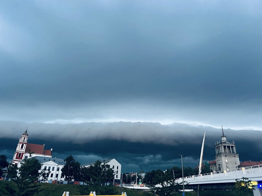 Lietuvą talžo galinga audra: pasiekė ir Vilnių, dangų varsto žaibai, pila smarkus lietus