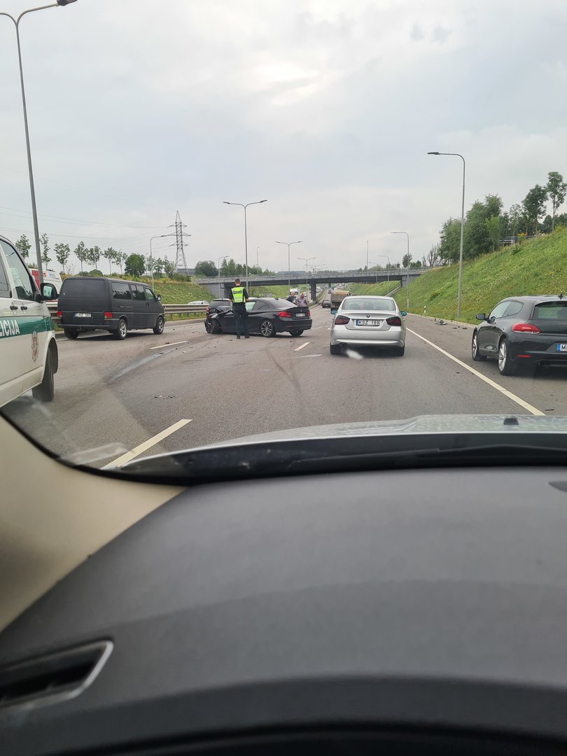 Penktadienio avarija Vilniaus aplinkkelyje: BMW susidūrė su sunkvežimiu