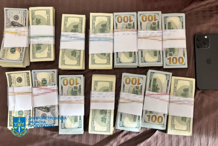 Dnipropetrovsko apygardos prokuratūros nuotr./Per kratas rasta beveik 1 mln. grivinų ir 160 000 JAV dolerių grynaisiais.