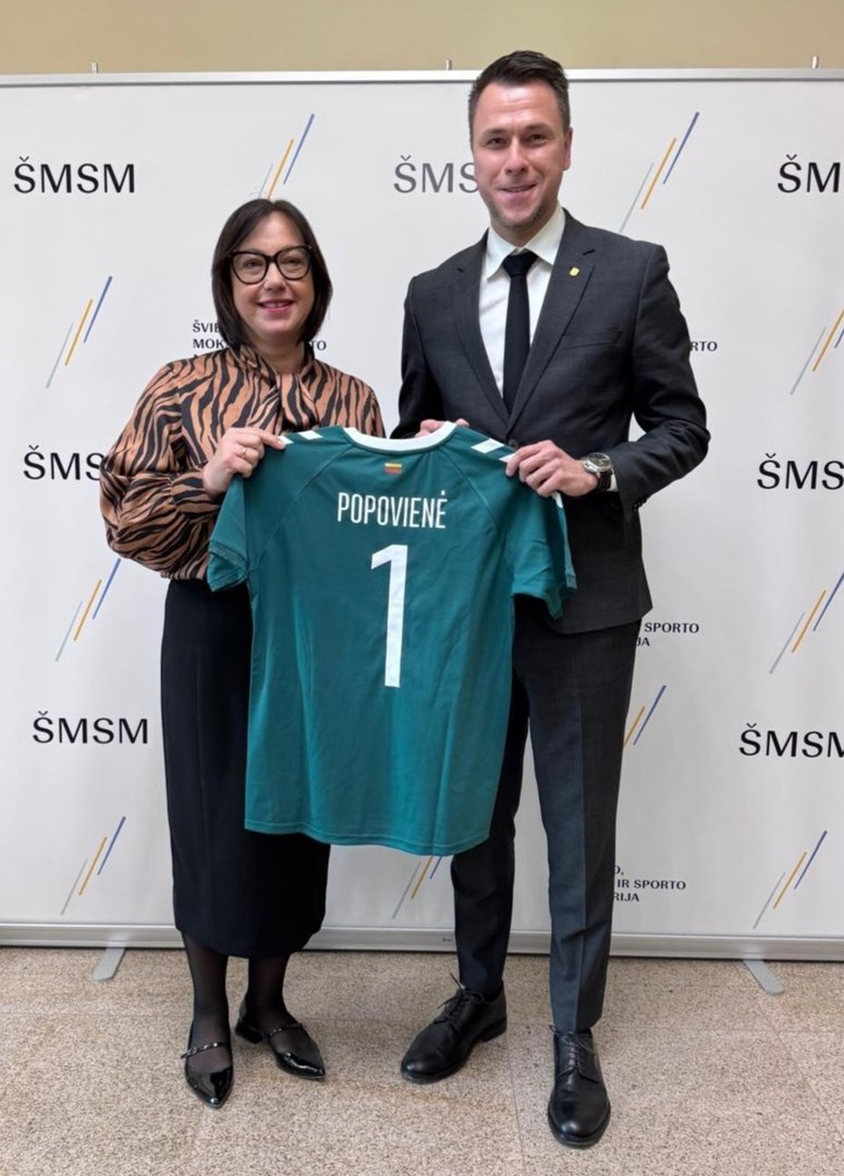 LFF vadovai ministrei pristatė futbolo infrastruktūros stygių