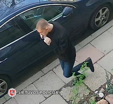 Policija prašo atpažinti vyrą, įtariamą pinigų išviliojimu