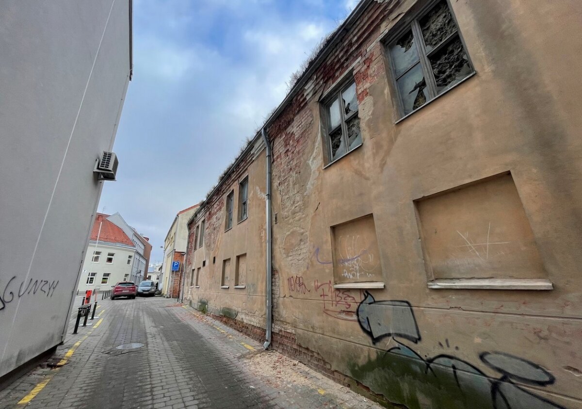 „Kyla rimtas pavojus“: teismas įpareigojo įžūlius savininkus sutvarkyti Kauno širdyje riogsančius pavojingus pastatus