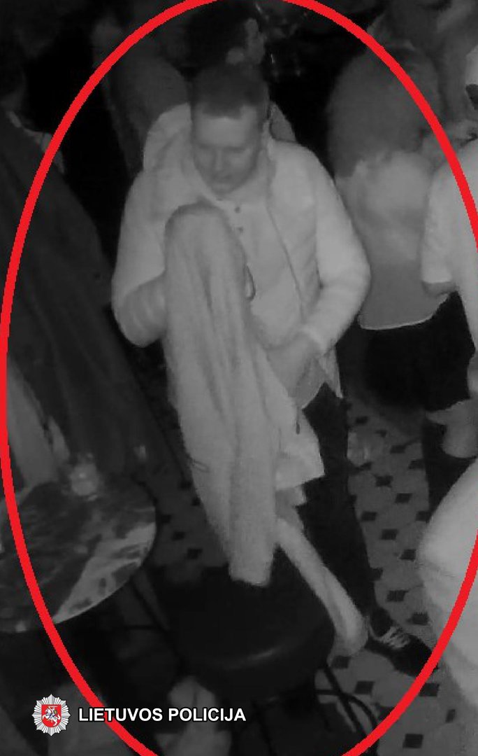 Policija ieško vyro, galinčio žinoti juodo palto dingimo aplinkybes