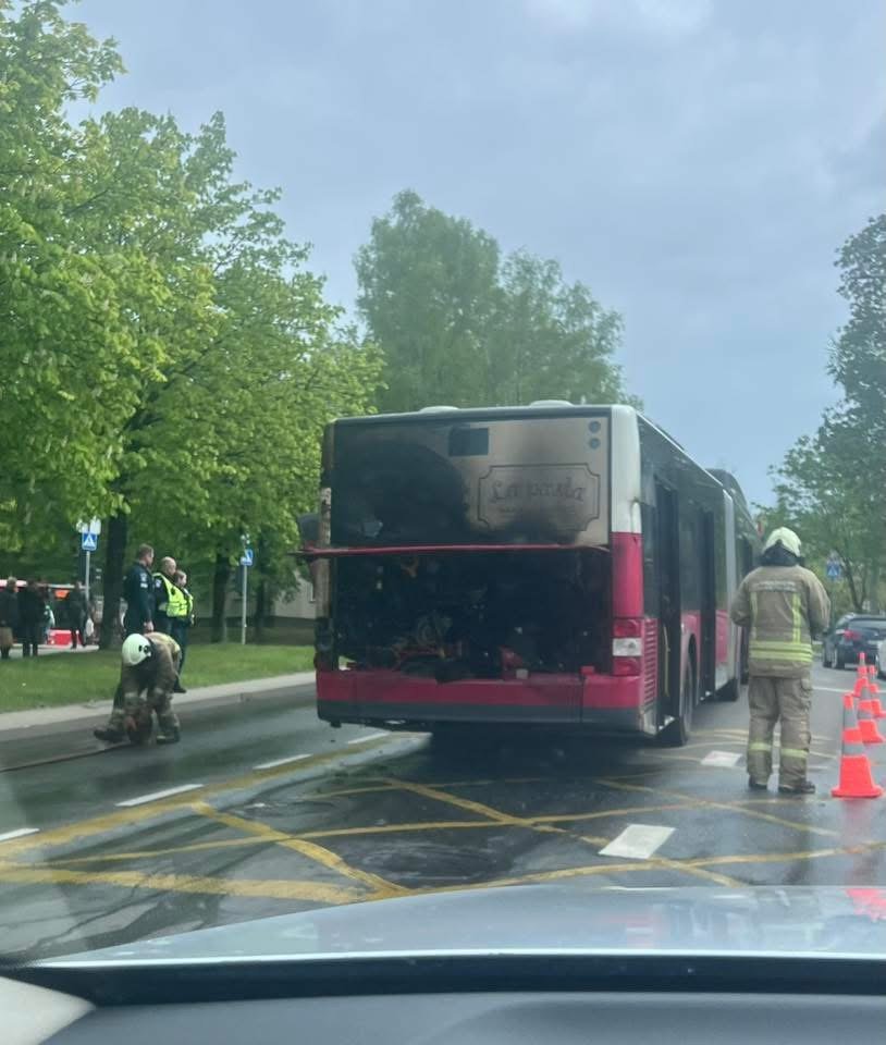 Vilniuje užsiliepsnojo važiuojantis autobusas