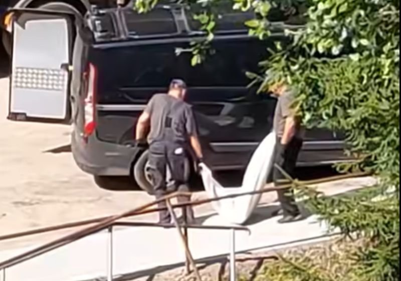 Kadras iš vaizdo įrašo/Iš miškelio greta Miglos gatvės „Grindos“ darbuotojai grįžo su baltu maišu.