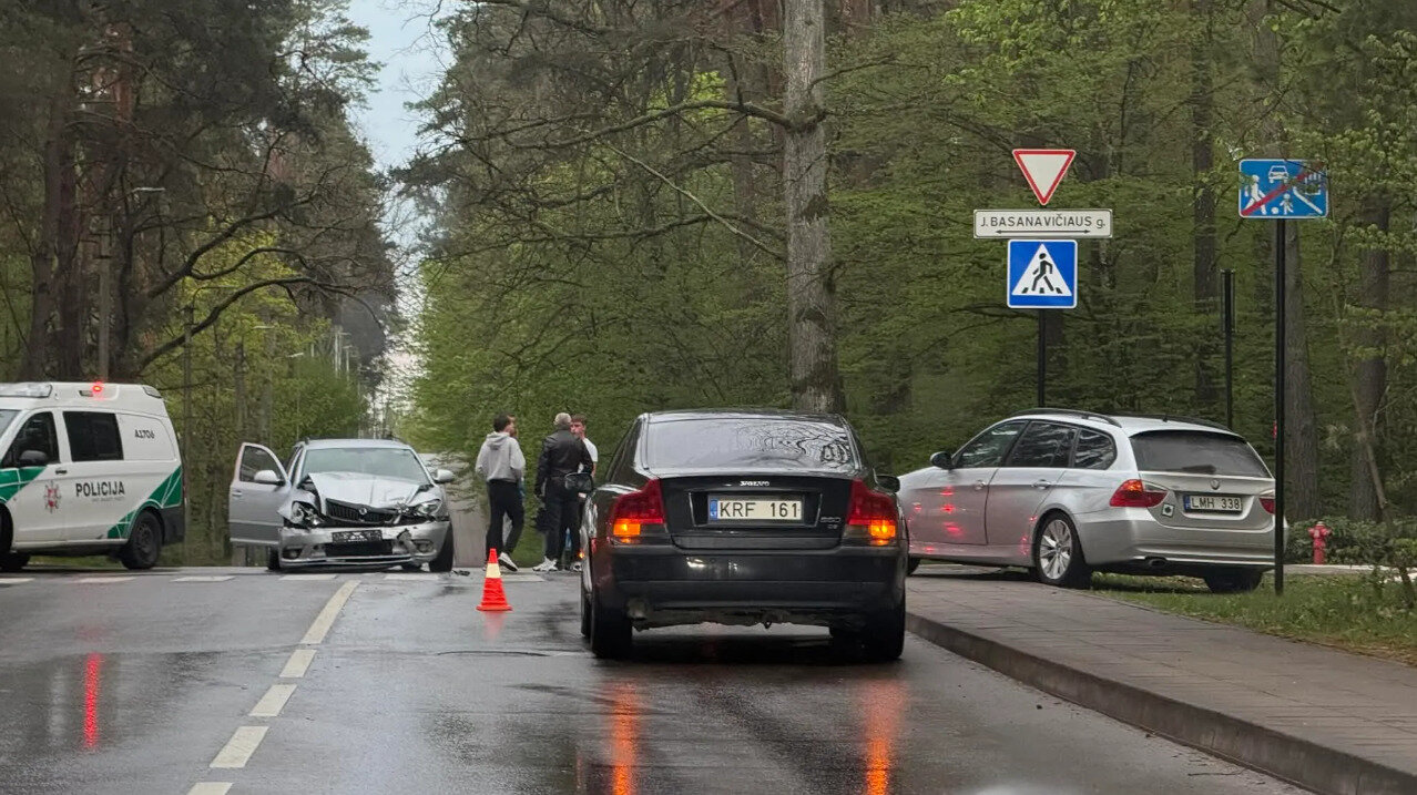 Avarija Alytuje: susidūrė &bdquo;&Scaron;koda&ldquo; ir BMW automobiliai