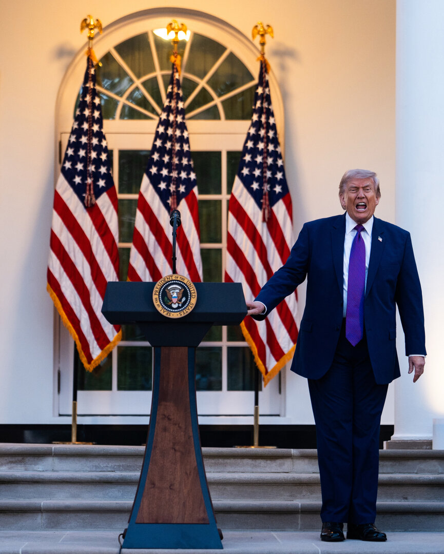 Donaldas Trumpas socialiniuose tinkluose naktį pažėrė de&scaron;imtis sąmokslo teorijų