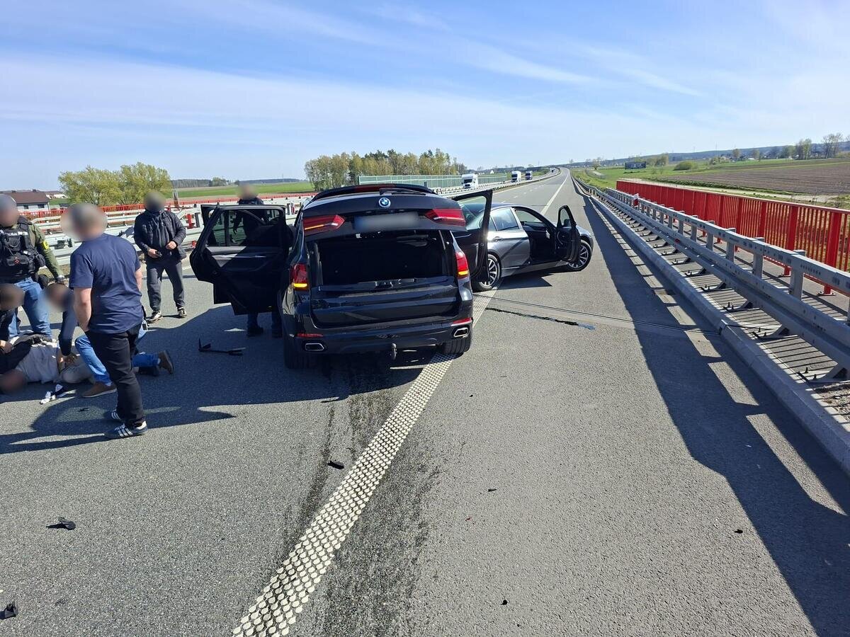 Automobilių vagių i&scaron; Lietuvos gaudynės: vogė prabangius BMW ir &bdquo;Mercedes&ldquo;, sužalojo pareigūnus