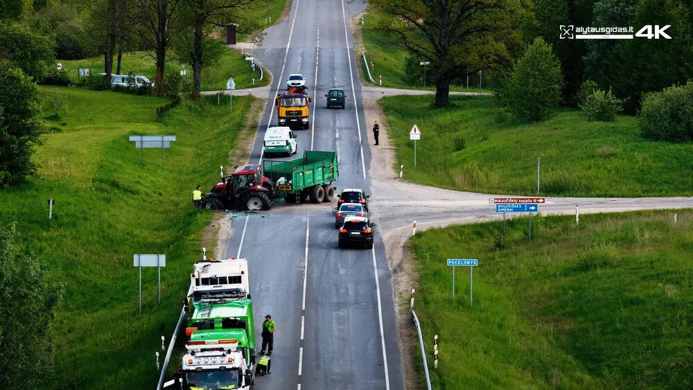 Sankryžoje – šiukšliavežės ir traktoriaus avarija: sužeistas vairuotojas