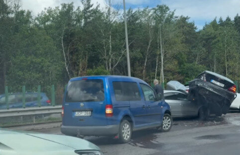 Vakariniame Vilniaus aplinkkelyje susidūrė septyni automobiliai
