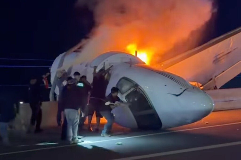 Į greitkelį JAV rėžėsi lėktuvas: vairuotojai atbėgo su kūjais ir kastuvais
