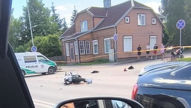 Joninių i&scaron;vakares Kaune apkartino avarija: sužeistas motociklininkas