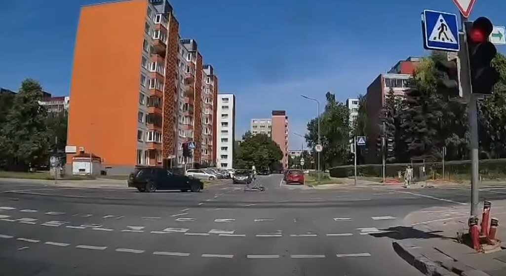 Registratorius automobilyje užfiksavo avariją Klaipėdoje: paspirtukininkas nuskriejo