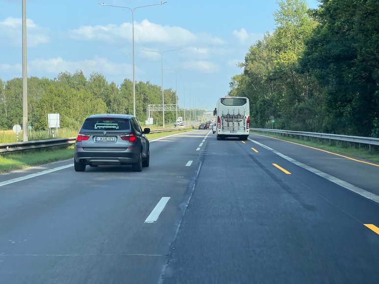 15min iliustr./Geltonos juostos A1: vairuotojai jų nesilaiko