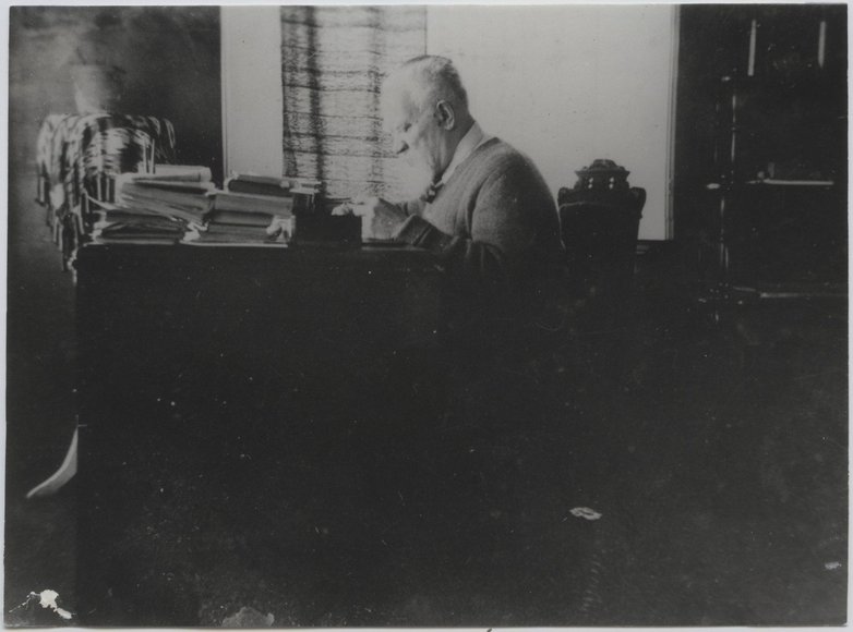Lietuvos nacionalinio muziejaus nuotr./Jonas Šliūpas darbo kambaryje Palangoje, apie 1943 m.
