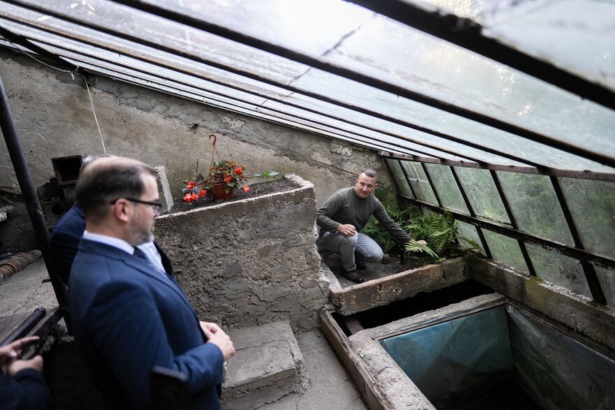 št. srž. A.Čemerkos/Krašto apsaugos ministerijos nuotr./Ministras Robertas Kaunas apsilankė pogrindžio spaustuvėje „ab“