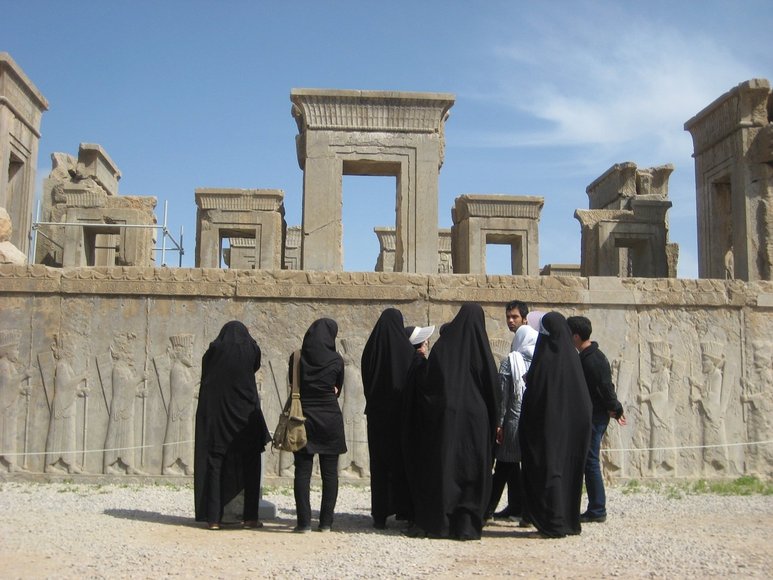 Vaido Mikaičio nuotr. / Iranietės su gidu