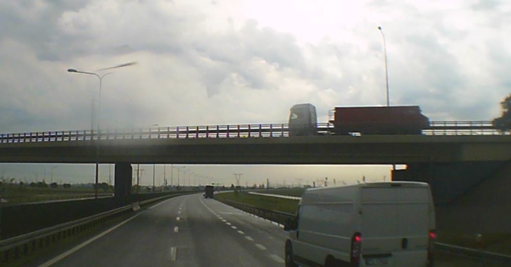 Litewski kierowca ciężarówki przewożący 20-tonowy ładunek przesyła pozdrowienia polskiemu orłowi drogowemu, którego prawie zmiażdżył