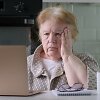 Moteris skaito naujienas ir jaučia didelį nerimą (asociatyvinė nuotr.)