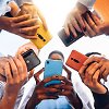 Paaugliai su telefonais