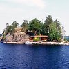 Salmaa ežeras ir sala su nameliu Suomijos ežerų regione &bdquo;Finnish Lakeland'e&ldquo;