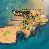 Britų pora už 1,5 mln. eurų parduoda privačią salą su savo namais.