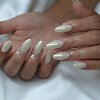 Hailey Bieber i&scaron;populiarintas &bdquo;perlinės glazūros&ldquo; (angl. glazed donut) atspalvis tapo pasauline manikiūro tendencija.