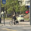 Skaitytojo nuotraukoje: mikroautomobilis važiuoja dviračių taku