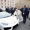 Popiežiaus Pranci&scaron;kaus &bdquo;Lamborghini&ldquo; buvo parduotas labdaros tikslais