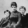 Jennie Jerome Churchill su vaikais &ndash; jaunesniuoju Jacku (kairėje) ir Winstonu. 1889 m.