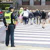 Policininkai budi prie pėsčiųjų perėjos per rugsėjo 1-ąją